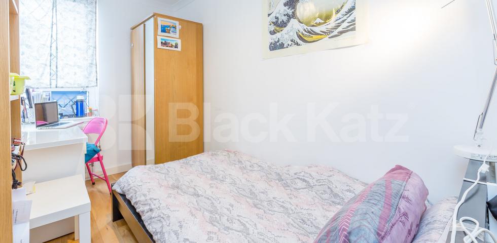 			LARGE 3/4 BED PERFECT FOR STUDENTS! AVAIL 28/6, 3 Bedroom, 1 bath, 1 reception Flat			 Oakley Square, CAMDEN 